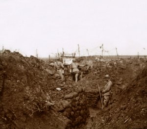 Soldaten in de loopgraven, Massiges, Noord-Frankrijk, ca. 1914-ca. 1918 door Unbekannt