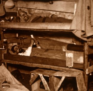Soldaten in houten stapelbedden, ca. 1914-1918