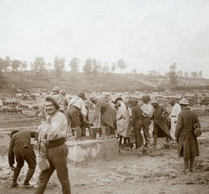 Soldaten in de modder in de rij voor water, Genicourt, Noord-Frankrijk, ca. 1914-ca. 1918 door Unbekannt
