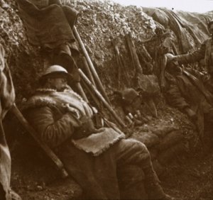 Soldaten rusten in loopgraven, c1914-c1918