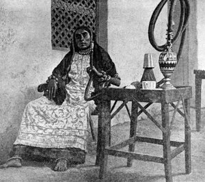 Somalische vrouw die een waterpijp rookt, Aden, 1922