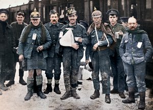 Enkele vrolijke gewonden van de gevechten bij Neuve Chapelle, met veroverde Duitse helmen, 1915 door Unbekannt