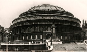 Zuidelijke ingang van de Royal Albert Hall, Londen, begin 20e eeuw