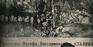 Sovjetleiders bezoeken de met bloemen versierde baar van Stalin in de Zuilenhal van Moskou