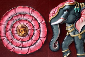 Sri Vadapathira Kaliamman hindoeïstische tempel. Olifant en lotusbloem. Singapore