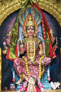 Sri Veeramakaliamman hindoeïstische tempel. Sri Mariamman (Maariamma, Mari of Amman), de Zuid-Indiase hindoeïstische godin van de regen, 20160818, Singapore, Singapore