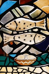 Glas-in-lood: christelijke symbolen: de vis, symbool van vroege christenen, Togoville, Togo