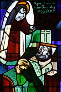 Glas-in-loodraam met Sainte Thérèse de Lisieux die een ziek kind geneest in Notre-Dame-de-la-Trinité kerk, Blois, Frankrijk door Unbekannt