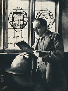 Stanley Baldwin in de galerij in Chequers, ca. 1925 door Unbekannt