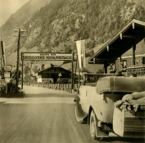 Begin van de Grossglockner Hochalpenstraße, Fusch an der Großglocknerstraße, Oostenrijk, ca. 1935 door Unbekannt