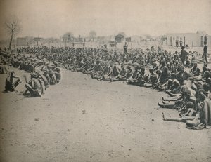 Uitgehongerde inboorlingen komen voor overheidssteun in Bulawayo, ca. 1900