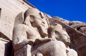 Standbeelden van Ramses II, voor de hoofdtempel, Abu Simbel, Egypte, begin 13e eeuw v.Chr. door Unbekannt