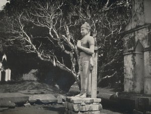 Steenbeeld bij de Ruwanwali-Dagoba, Anuradhapura, 1926