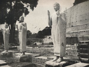 Steenbeelden voor de in restauratie zijnde Ruwanwali-Dagoba, Anuradhapura, 1926 door Unbekannt