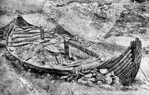 Achteraanzicht van het Oseberg Viking-schip na maanden van opgraving, Noorwegen, ca. 1904-1905