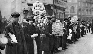 Straatverkopers die voetbalartikelen verkopen in Walham Green, Londen, 1926-1927