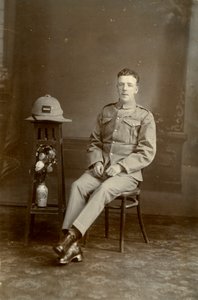 Studioportrait van een soldaat van C Compagnie, 2e Bataljon het Kings Regiment, Irak, 1926