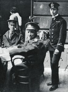 Onderluitenant Prins Albert schenkt thee aan gewonde soldaten in Buckingham Palace, 1916 door Unbekannt