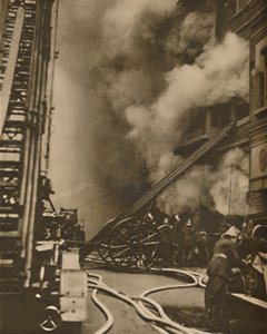 Een brand blussen in een smalle stadsstraat, ca. 1935 door Unbekannt