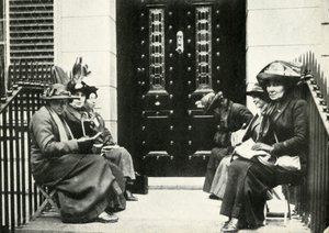 Suffragettes wachten op de stoep van Sir Edward Carsons huis in Londen, 6 april 1914, 1947 door Unbekannt
