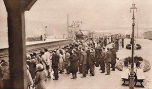 Sympathieke belangstelling voor de Koninklijke Begrafenistrein op Welwyn Station, 1936 door Unbekannt