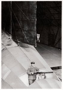 Staartschutter van een Duitse leger Zeppelin luchtschip, Eerste Wereldoorlog door Unbekannt