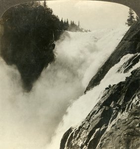 Indrukwekkende pracht van de machtige Riukan-watervallen, waar het zijn 800 voet val begint, Noorwegen, c. 1905 door Unbekannt