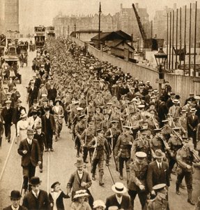 Territorials van Zomerkamp - Terriers marcheren gemakkelijk over Westminster Bridge, 1914-1918 door Unbekannt