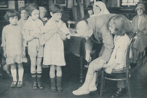 Testen van de kniereflex voor indicatie van zenuwziekte, ca. 1935 door Unbekannt
