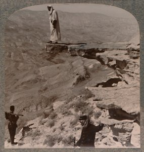 De Arno. Dragoman staand op rots, ca. 1900 door Unbekannt