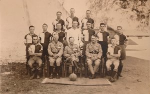 Het bataljon voetbalteam van het eerste bataljon, The Queens Own Royal West Kent Regiment. Poona door Unbekannt