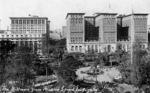 Het Biltmore vanaf Pershing Square, Los Angeles, Californië, VS, ca. 1933 door Unbekannt