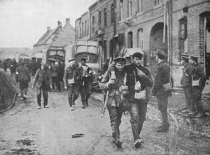 De Britse gewonden keren terug naar een verbandpost na een aanval, 1915 door Unbekannt