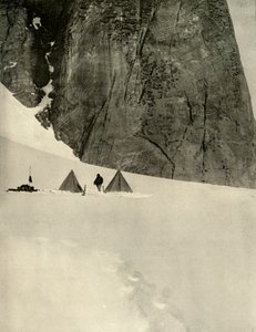 Het kamp onder de granieten pilaar, een halve mijl van het lagere gletsjerdepot...27 januari 1909