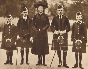 De kinderen van koning George V en koningin Mary, ca. 1910 door Unbekannt