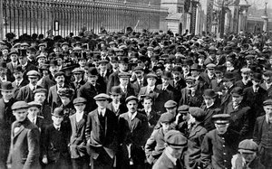 De menigte buiten Buckingham Palace, De bezorgdheid van een natie, 1910 door Unbekannt