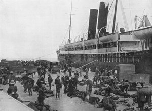 De Dardanellen Expeditieleger vertrekt: Een transport laadt in Alexandrië, 1915 door Unbekannt