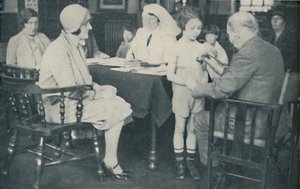 De dokter luistert naar het hart van een kind, ca. 1935
