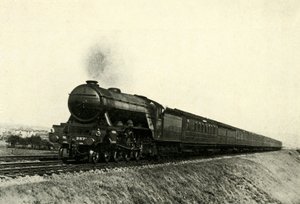 De Down Flying Scotsman passeert Reston, ca. 1930 door Unbekannt