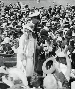 De hertog en hertogin belaagd door menigten in Auckland, 1927, 1937 door Unbekannt