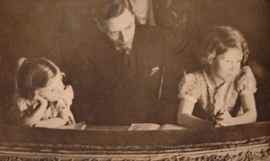 De hertog van York en prinsessen Elizabeth en Margaret bij de pantomime, 6 februari 1935