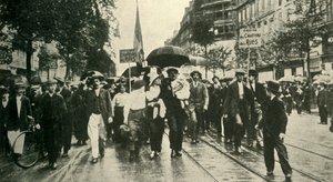 De Franse oproep tot wapens: Reservisten voegen zich bij de kleuren in Parijs, 1920