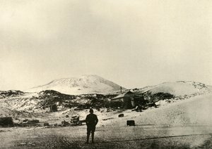 De hut, met de berg Erebus op de achtergrond, in de herfst, 1908, 1909 door Unbekannt