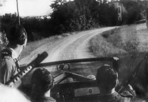 De Italiaanse verzetsbeweging: gewapende partizanen op een jeep, Langhe, Piëmont, Italië door Unbekannt