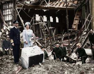De koning en koningin inspecteren bomschade, Buckingham Palace, Londen, WOII, 1940