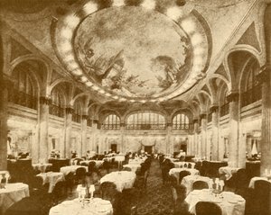 De weelderig versierde hoofd-eetzaal van de Leviathan