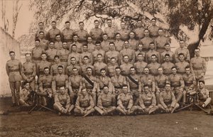 Het Machinegeweerpeloton van het Eerste Bataljon, The Queens Own Royal West Kent Regiment. Poona, India door Unbekannt
