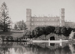 De hoofdgevel van het paleis in Gatchina, 1870s-1880s door Unbekannt