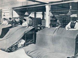 Het maken van kaki: het afgewerkte doek onderzoeken, ca. 1914 door Unbekannt