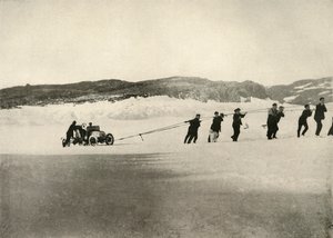 De auto in zachte sneeuw, na de terugkeer van het schip, ca. 1908, 1909